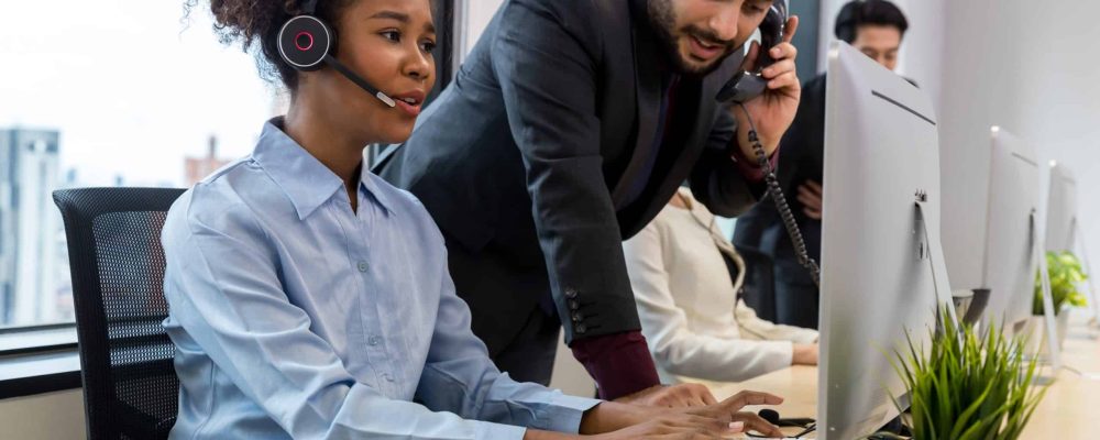 call-center-business-woman-talking-on-headset-cal-2023-11-27-04-59-03-utc Objeções de Vendas