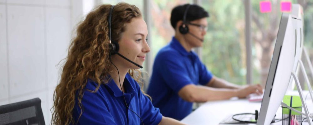 Smiling Woman In Headset Working In Call Center Office atendimento virtual