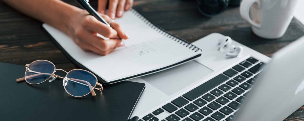 Young female freelancer working indoors in the office at daytime copy para vendas